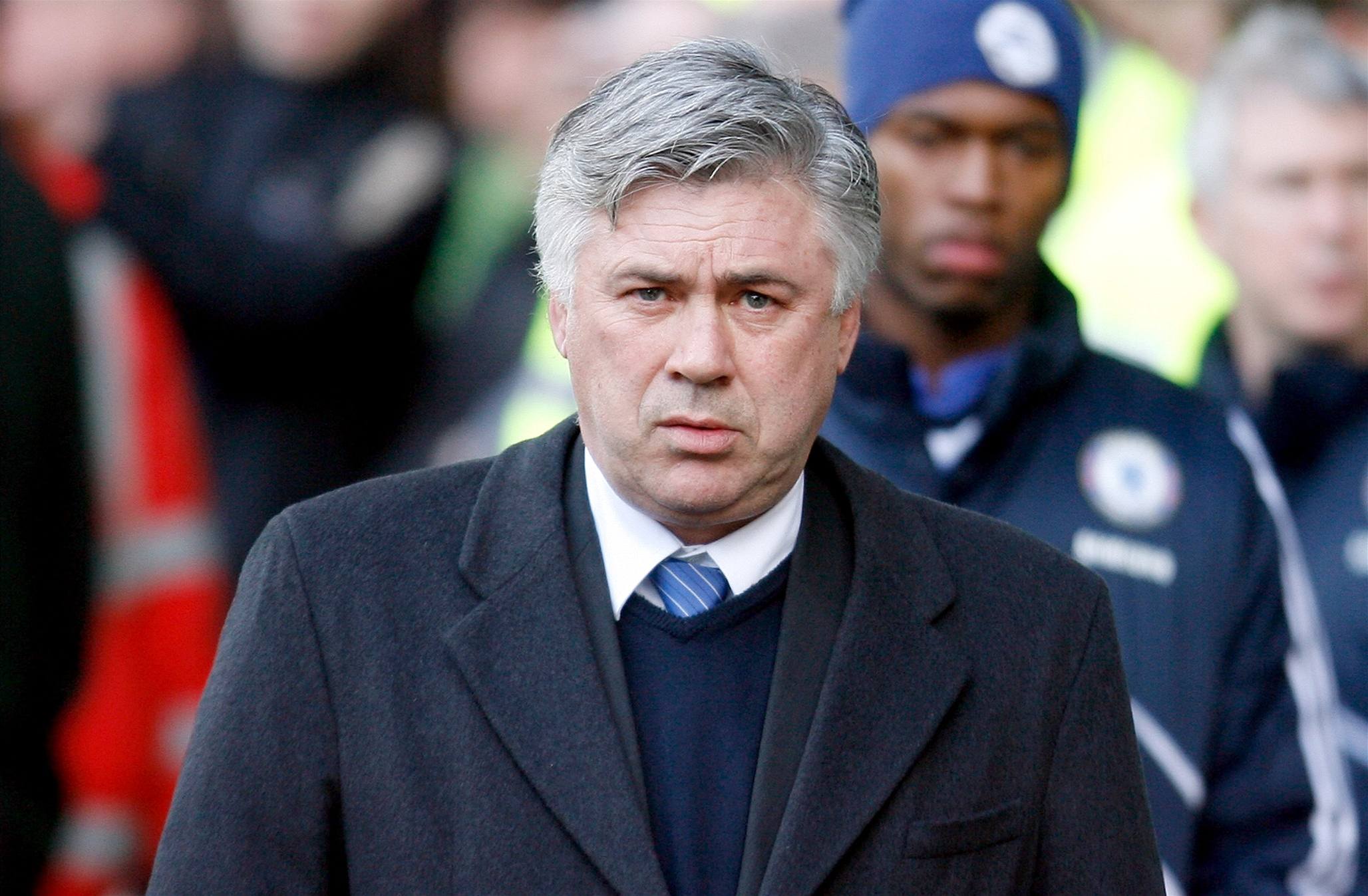 KOU� NA ODST�EL. Carlo Ancelotti se podle bookmaker� má bát o místo na lavi�ce fotbalist� Chelsea.