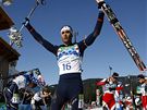 Martin Fourcade z Francie oslavuje zisk biatlonové stíbrné medaile ze ZOH ve Vancouveru.