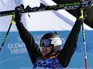 Michael Schmid ze výcarska se raduje z triumfu v závodu skikrosa.