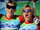 Norská dvojice Oeystein Pettersen (vpravo) a Petter Northug slaví zlatou olympijskou medaili ze sprintu dvojic