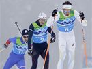 Na �ele �tafetov�ho olympijsk�ho z�vodu jede Marcus Hellner ze �v�dska (vpravo), za n�m Emmanuel Jonnier z Francie a �ech Martin Koukal