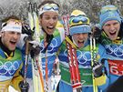 védové se radují ze zlaté olympijské medaile ze závodu tafet. Zleva Anders Södergren, Marcus Hellner, Johan Olsson a Daniel Richardsson