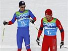 eský závodník Martin Koukal (vlevo) vedle Pettera Northuga z Norska v cíli olympijského závodu tafet. Zlatou medaili slaví védové (vpravo)