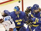 Závar ped brankou védska v enském hokejovém utkání o 3. místo mezi védskem a Finskem na ZOH ve Vancouveru.