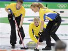 Skipaka védska Anette Norbergová posílá kámen v semifinálovém utkání curlingu en proti ín.