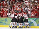 Radost hráek Kanady z gólu ve finále turnaje hokejistek na ZOH ve Vancouveru proti USA.