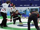 Utkání curlingu en mezi Kanadou a výcarskem.
