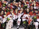 Kanadské hokejistky pózují se zlatými medailemi.