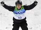 Olympijský vítz v akrobatickém lyování Blorus Alexej Grishin se raduje ze svého skoku.