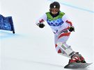Rakuanka Claudia Rieglerová ujídí své soupece Carmen Raniglerové z Itálie na trati paralelního obího slalomu.
