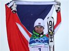 árka Záhrobská pózuje fotografm poté, co ve slalomu speciál vybojovala pro eskou republiku bronzovou medaili.