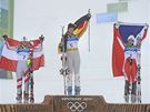 Trio medailistek ze slalomu speciál se raduje na stupních vítz. Zleva Marlies Schildová z Rakouska, Nmka Maria Rieschová a eská reprezentantka árka Záhrobská.