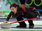 Kanaanka Cheryl Barnardová s velkým naptím sleduje pohyb kamen po ledové ploe bhem finálového zápasu olympijského turnaje v curlingu.