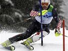 Ivica Kosteli z Chorvatska pi prjezdu brankou olympijského závodu ve slalomu.