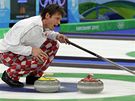 Thomas Ulsrud z Norska pi finálovém zápase ZOH v curlingu s Kanadou.