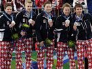 KALHOTY PRO KRÁLE. Stíbrní medailisté z curlingového turnaje Norové projevili royalistické cítní a rozhodli se extravagantní kalhoty vnovat svému králi.