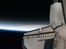Raketoplán Endeavour krátce po oddlení od Mezinárodní vesmírné stanice