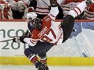 LETECKÝ DEN. Nejvtí hvzda Kanady SIdney Crosby padá k zemi po stetu s útoníkem USA Paulem Stastnym