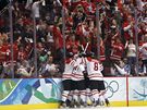 ERVENÁ BOUE. Finálový gól Kanady strhnul v hale Canada Hockey Place vlnu euforie