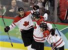 AMERIKA NA TO NEMÁ! Hokejisté Kanady se radují z gólu do branky amerického týmu ve finále olympijského turnaje. 
