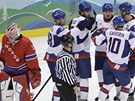 Sloventí hokejisté se radují poté, co Michal Handzu vstelil gól norskému brankái  Palu Grotnesovi.