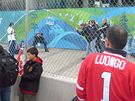 Martina Sáblíková pózuje fotografm s olympijskou medailí, za plotem pihlíejí kanadtí fanouci.