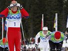 Norský bec na lyích Petter Northug se raduje z vítzství na klasické padesátce, vpravo finiují Axel Teichmann z Nmecka a véd Johan Olsson. 