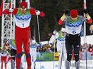 Norský bec na lyích Petter Northug finiuje na klasické padesátce, vpravo Axel Teichmann z Nmecka. 