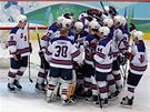 Amerití hokejisté se radují z výhry nad Kanadou