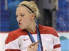 Kanadská hokejistka Meghan Agostaová oslavuje olympijský triumf.