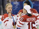 Kanadské hokejistky oslavují olympijský triumf a dávají si vítzný doutníek.