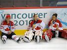 Kanadské hokejistky oslavují olympijský triumf. Vlevo devatenáctiletá Marie-Philip Poulinová.
