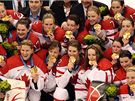 Kanadské hokejstky se radují ze zisku zlatých olympijských medailí.