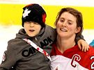 ESKÁ STOPA. Kanadská hvzda Hayley Wickenheiserová se synem Noahem, kterého vychovává s eským pítelem Tomáem Pacinou.