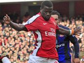 Emanuel Eboue stl na brnu Sunderlandu, cel akce nakonec skon glem Arsenalu