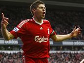 Steven Gerrard, kapitn Liverpoolu, se raduje ze svho glu