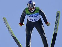 Gregor Schlierenzauer z Rakouska při skoku olympijského závodu na velkém můstku na ZOH ve Vancouveru.