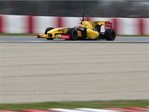 Vitalij Petrov s Renaultem pi testech v Barcelon.