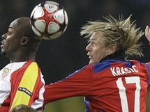 Didier Zokora z FC Sevilla (vlevo) v hlavikovm souboji s Miloem Krasiem z CSKA Moskva v osmifinle Ligy mistr,