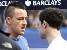 Wayne Bridge z Manchesteru City (vpravo) odmtl podat ruku Johny Terrymu z Chelsea.