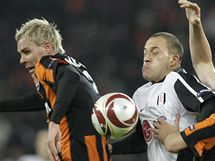 Tom Hbschman (vlevo) se spoluhrem Rakytskm bojuj v dresu achtaru Donck s protihrem z Fulhamu; z utkn Evropsk ligy  