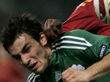 Ninis z Panathinaikosu (v zelenm) je atakovn Juanem z domcho AS m; Evropsk liga