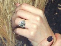 hereka Hilary duffov dostala od hokejisty Comrieho zsnubn prsten