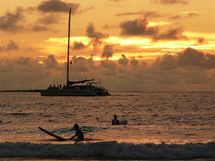 K i realita. Surfovn v Tamarindu pi zpadu slunce.