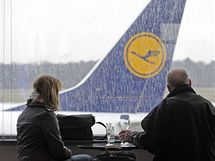 Pasai pozoruj stojc letadlo Lufthansy na letiti Cologne - Bonn.