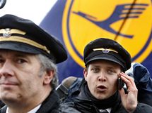 Vce ne 4 000 pilot Lufthansy i jejch dceinch spolenost Germanwings a Lufthansa Cargo vstoupili o plnoci do tydenn stvky. Chtj si tm vymoci vy platy a zruky zachovn mst.