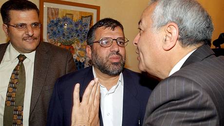 Hasan Júsif star�í (uprost�ed) na snímku z roku 2005 p�i jednání s egyptským vyjednava�em (vpravo)