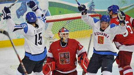 KONEC. Tomáš Vokoun (uprostřed) smutně kouká, jak se finští hokejisté radují z rozhodujícího gólu ve čtvrtfinále olympijského turnaje.