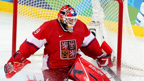 Tomá Vokoun zasahuje v zápase s Finskem ve tvrtfinále olympijského turnaje.