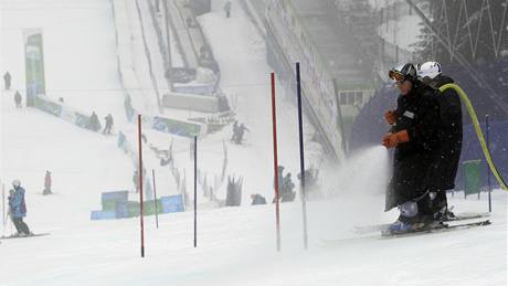 Pořadatelé kropí sjezdovku před olympijským slalomem